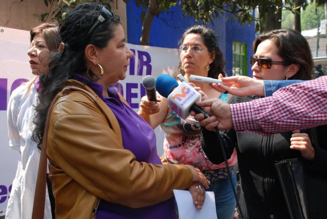 Manifestación en la sede de la Representación del Gobierno de Baja California Sur 08 abril 2010